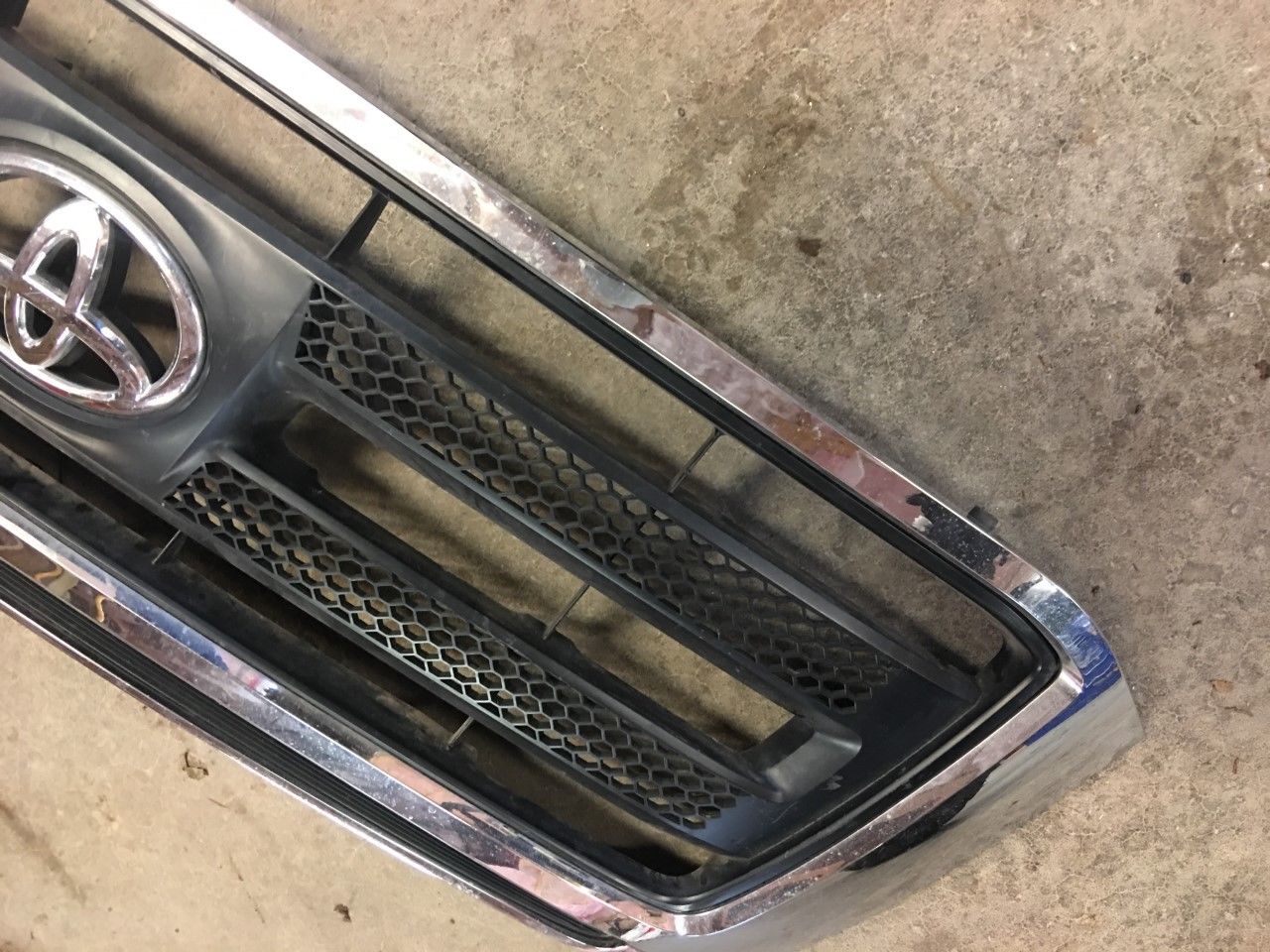 Toyota Tundra SR5 Grille Chrome Black Upper Front 09 10 11 12 13 OEM - Image 2